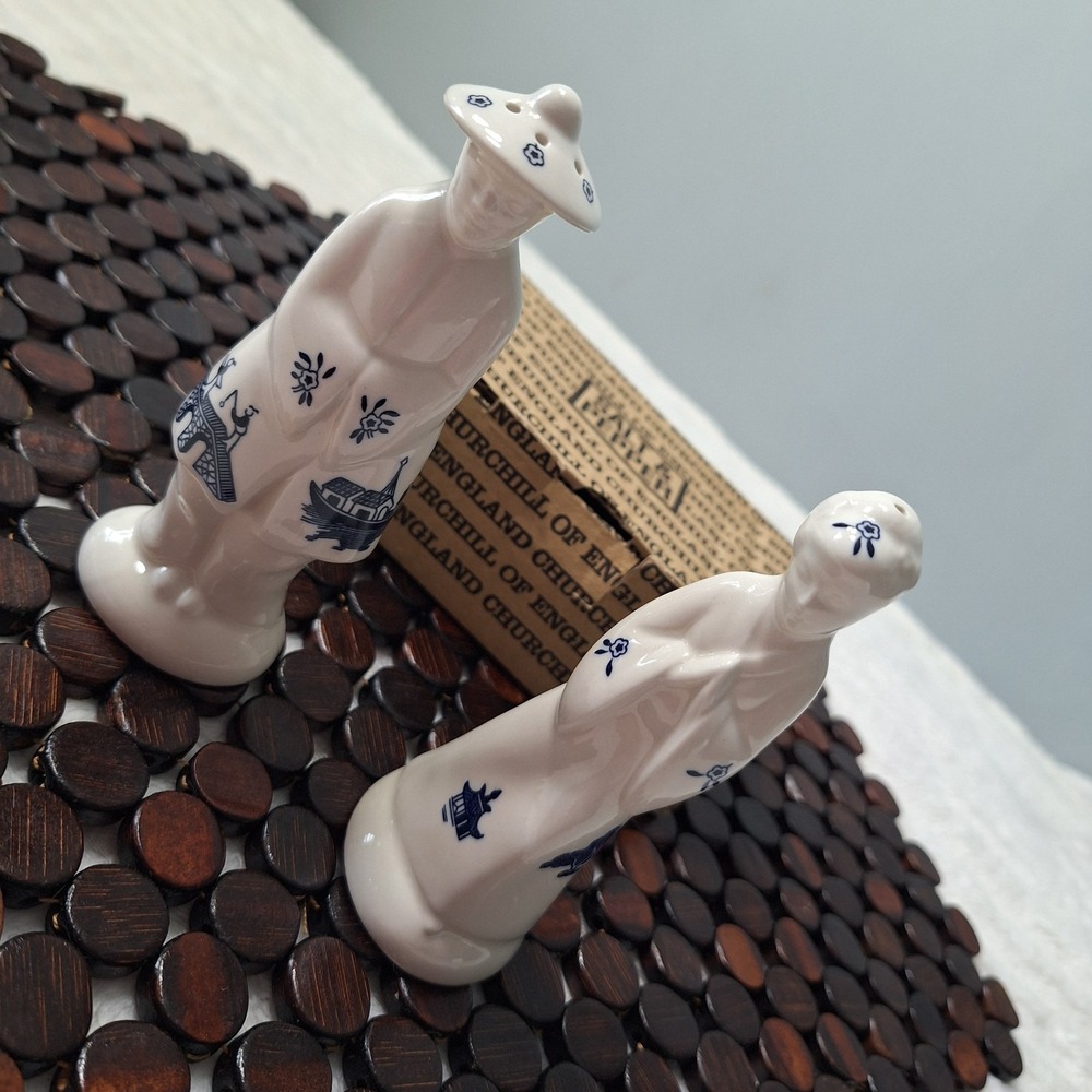 Vintage Churchill Of England Blue Willow Salt Pepper Shaker Asian Couple Bird